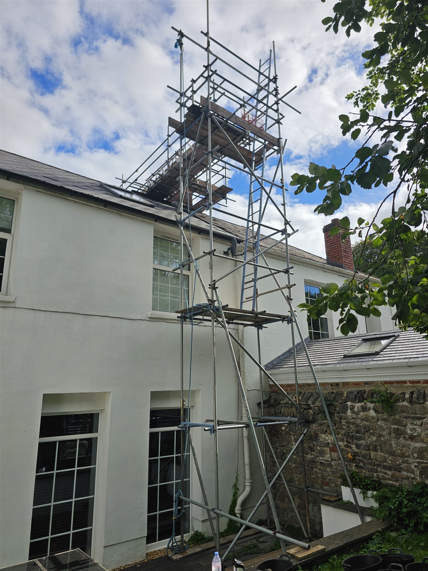High scaffold tower for roof work