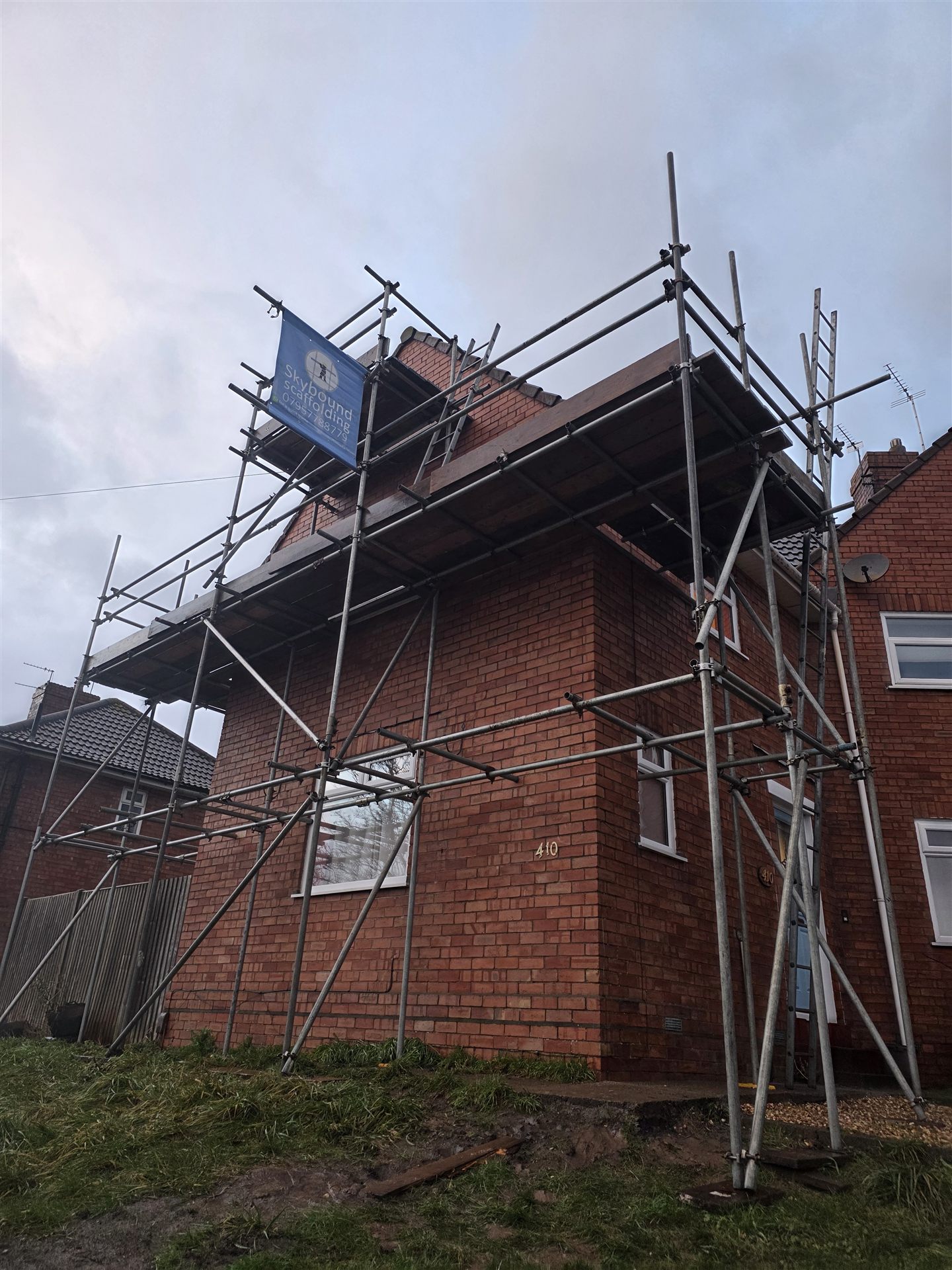 Safe scaffold platform for roofing work